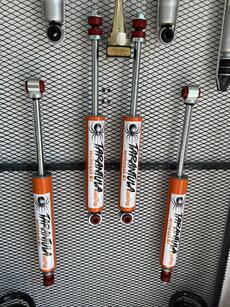 Усилени Двутръбни  Нитрогазови Амортисьори Tarantulа Control NITROGAS61 +5 sm за 4х4